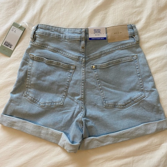 H&M light denim high rise mom jean shorts. Size 4. - Picture 2 of 6